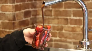 バレンタイン究極の苺スイーツが期間限定オープンしてるみたい。