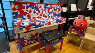 【青葉区】試奏も可!一番町のヤマハ仙台店で『ミャクミャク』のストリートピアノを2月23日まで展示中!