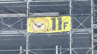 【青葉区】新・仙台市役所の建設現場に、仙台89ERSのキャラクター『ティナ』の階数サインを設置！
